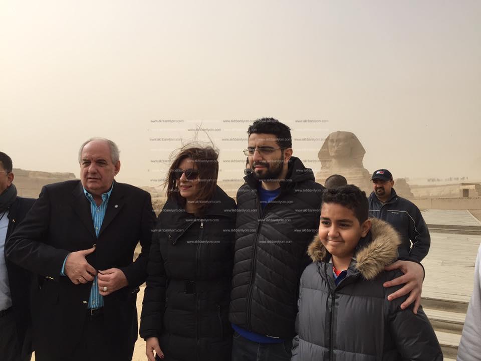 نائب وزير الخارجية يلتقط صور تذكارية مع ابو الهول 