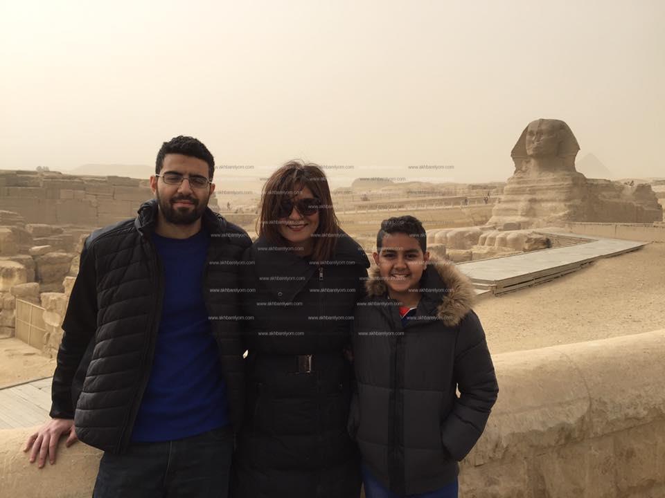 وزيرة الهجرة تلقط الصورة التذكارية مع أبناءها 