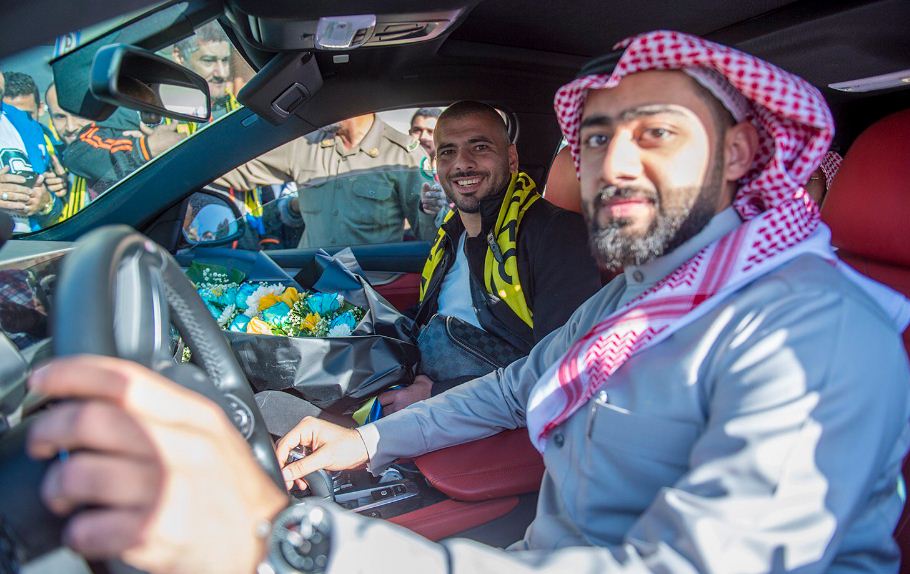 استقبال تاريخي لعماد متعب في السعودية