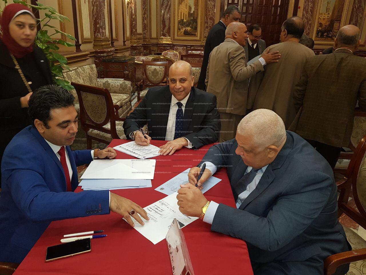  أعضاء البرلمان يبدأون توقيع توكيلات تأييد الرئيس السيسى للترشح فى الانتخابات الرئاسية