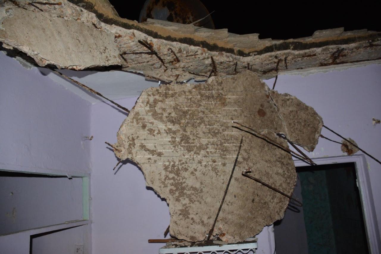 محافظ الدقهلية يزور عقار انهار جزء من سقفه 