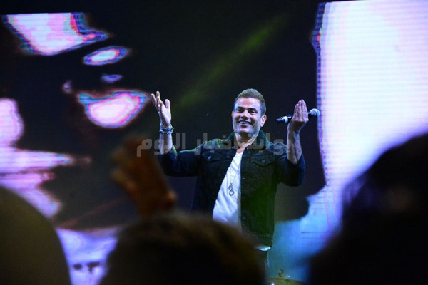 عمرو دياب يتحدى برودة الطقس.. ويُغني لمدة ساعتين مع جمهوره بكايرو فيستفال