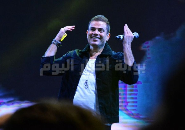 عمرو دياب يتحدى برودة الطقس.. ويُغني لمدة ساعتين مع جمهوره بكايرو فيستفال