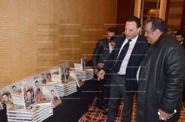 تامر عبد المنعم يحتفل بتوقيع كتابه «مذكرات فلول»