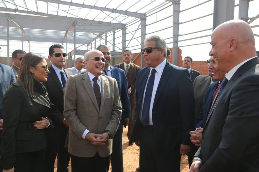 وزراء الشباب والإنتاج الحربي والاستثمار يتفقدون مشروع إنشاء مصنع النجيل الصناعي