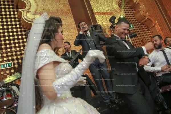 سامو زين يُغني «الورد الأحمر» لـ«عمرو وندى» في زفافهما