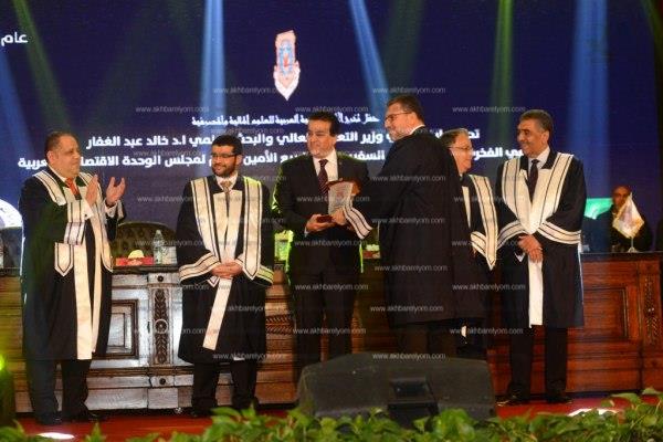 وزير التعليم العالي يُكرم عمرو الليثي بالأكاديمية العربية