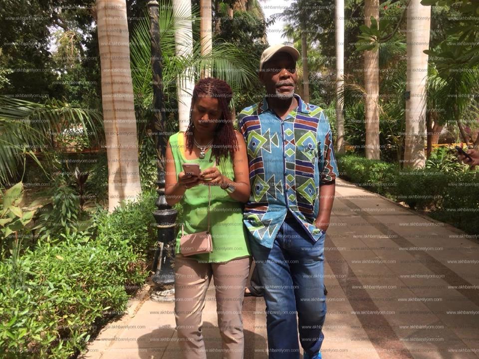 صور الممثل الأمريكي داني جلوفر وزوجته فى جزيرة النباتات