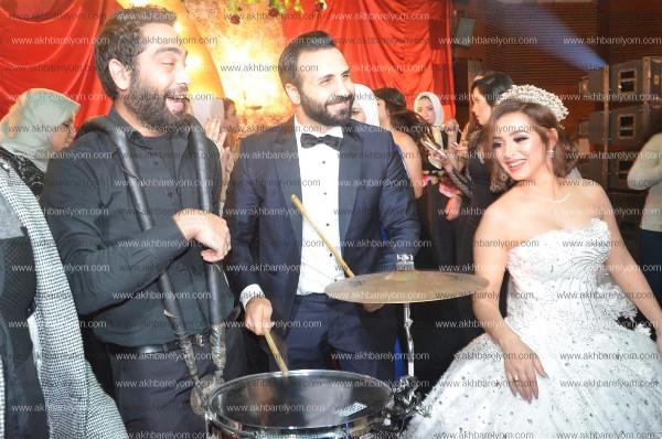 العسيلي ومصطفى حجاج يغنيان لـ«أحمد وريهام» في زفافهما