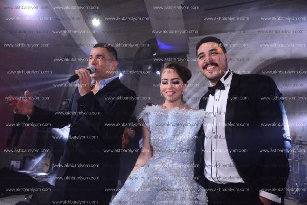 عمرو دياب يظهر بإطلالة شبابية بزفاف «رامي ومنة»