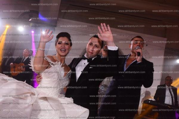عمرو دياب يظهر بإطلالة شبابية بزفاف «رامي ومنة»