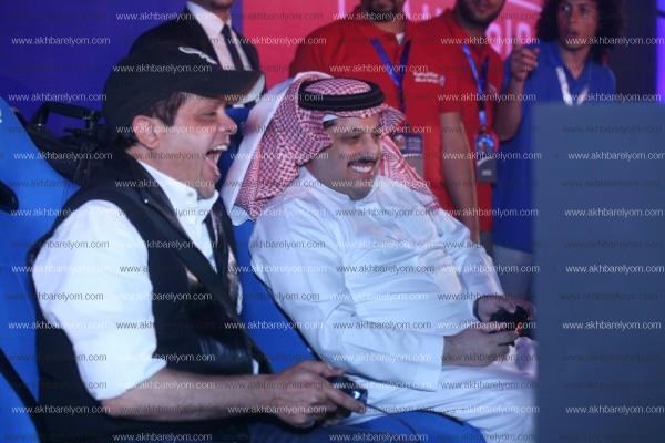 عمرو دياب يحضر مباراة هنيدي وتركي آل الشيخ في «البلايستيشن»