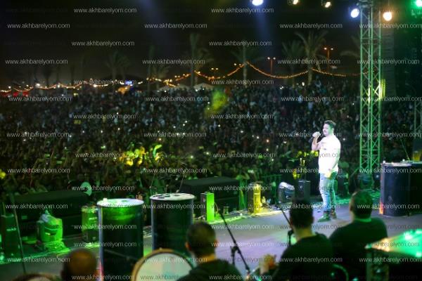 مصطفى حجاج يشعل «مدينتي» بـ«نغمة حرمان» عمرو دياب