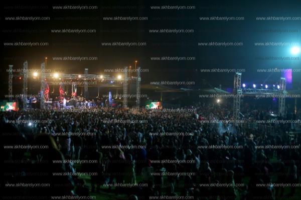 مصطفى حجاج يشعل «مدينتي» بـ«نغمة حرمان» عمرو دياب