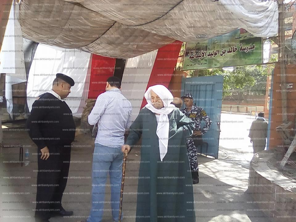 توزيع "شيكولاته" على الناخبين في منشأة ناصر