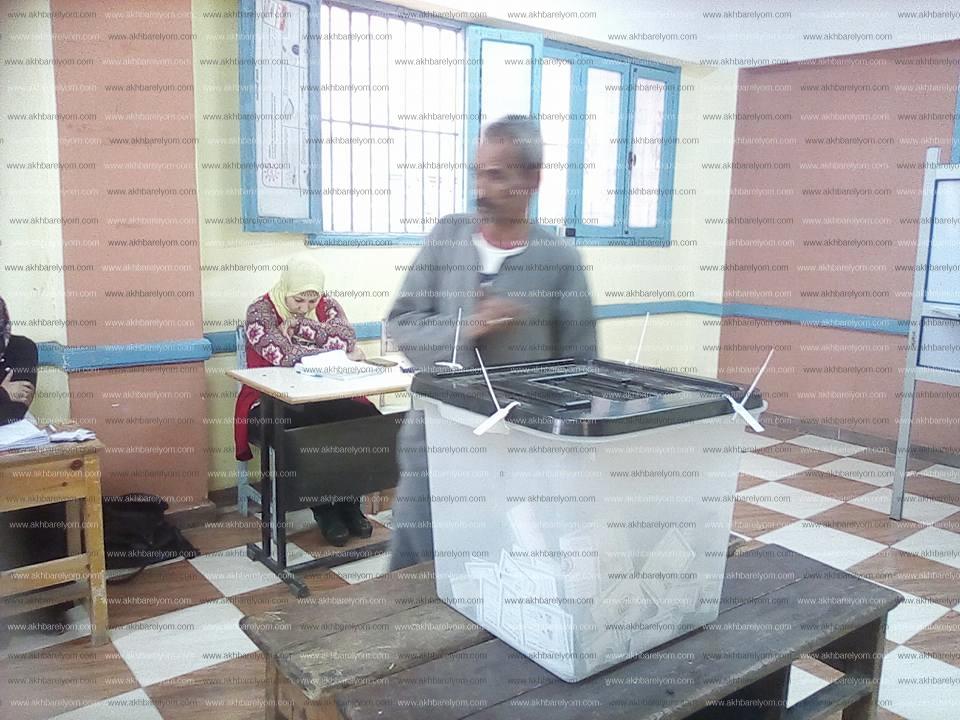 توزيع "شيكولاته" على الناخبين في منشأة ناصر