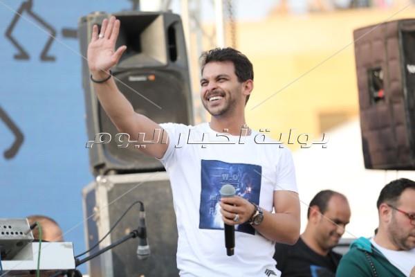 محمد رشاد يُطرب جمهوره بأغاني الزمن الجميل