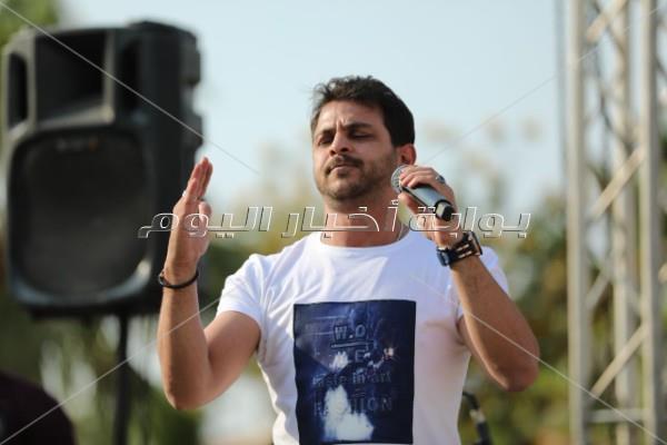 محمد رشاد يُطرب جمهوره بأغاني الزمن الجميل