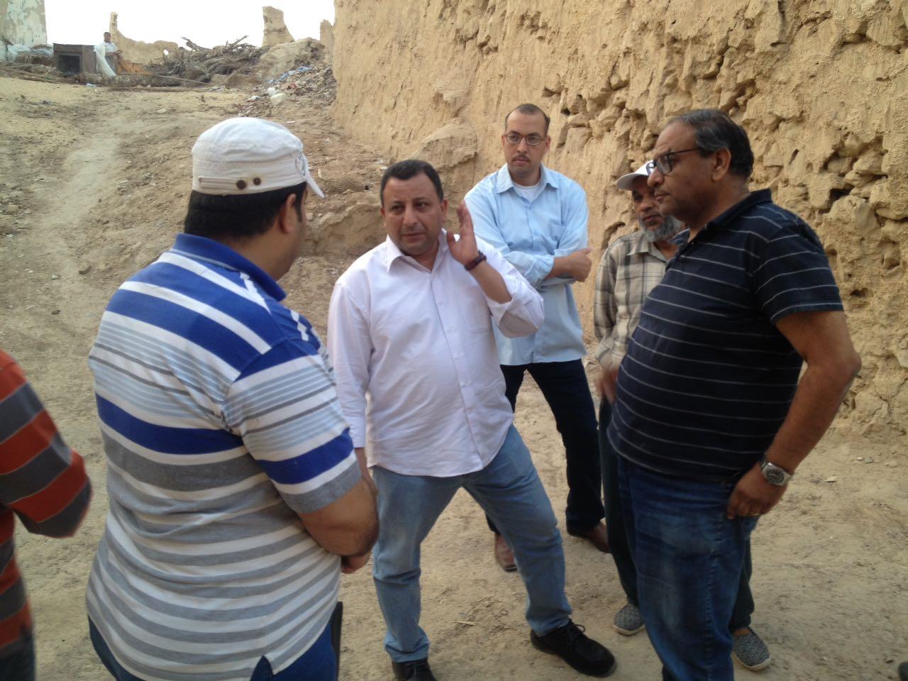 مساعد وزير الآثار يتفقد تطوير «مسجد تطندي» بواحة سيوه