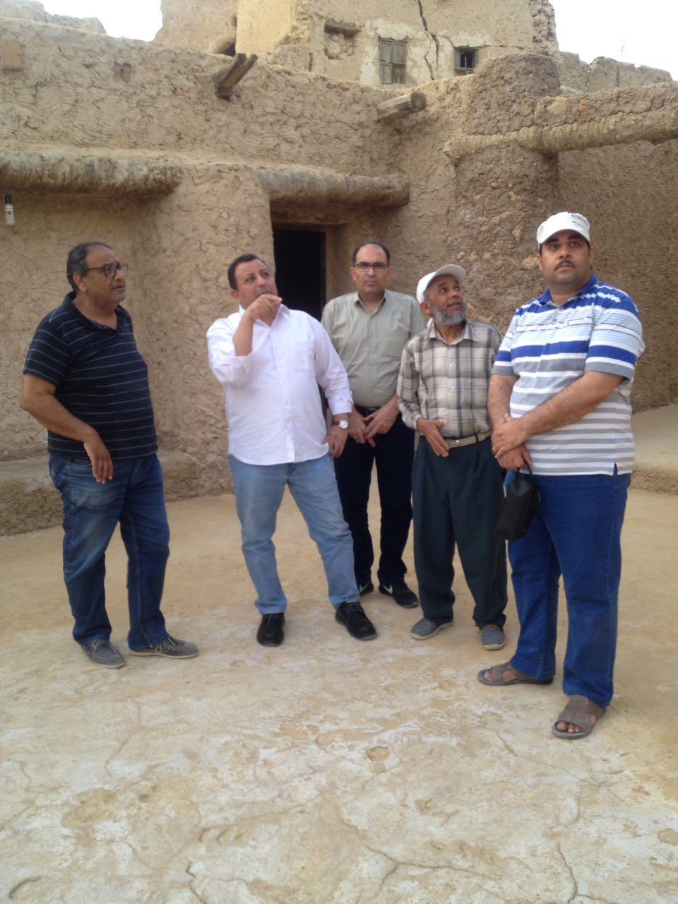 مساعد وزير الآثار يتفقد تطوير «مسجد تطندي» بواحة سيوه