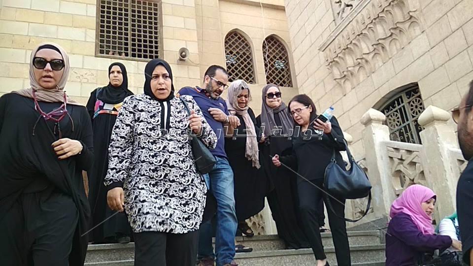 انهيار والدة شيرين عبد الوهاب فى عزاء زوجها بمسجد الحصرى 