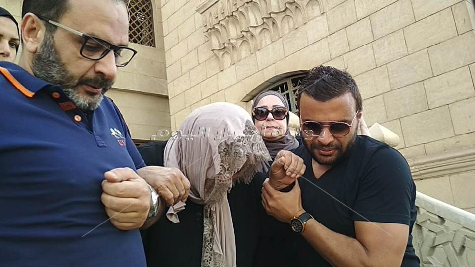 انهيار والدة شيرين عبد الوهاب فى عزاء زوجها بمسجد الحصرى 