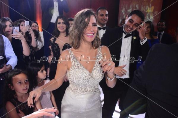 إيمان العاصي وكريمتها ترقصان على أغاني بوسي  بزفاف «أحمد وعايدة»