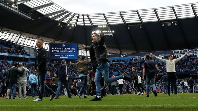جماهير مانشستر سيتي تقتحم أرضية ملعب «الاتحاد»