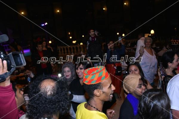 فيفي عبده تفتتح مهرجان "صاجات" رغم إصابتها