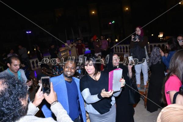 فيفي عبده تفتتح مهرجان "صاجات" رغم إصابتها