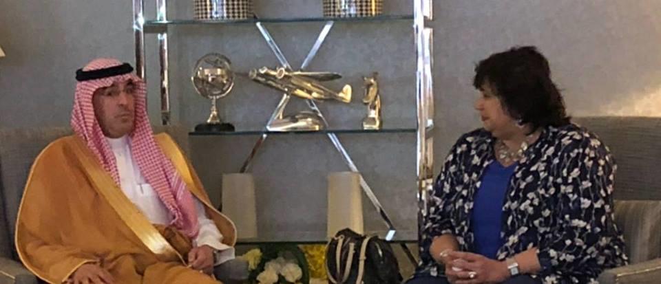 وزير الثقافة السعودي يستقبل إيناس عبد الدايم في مطار الملك خالد الدولي بالرياض