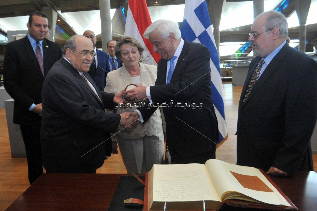 الرئيس اليوناني و وفد العودة للجذور  يبديان إعجابهم بمكتبة الإسكندرية