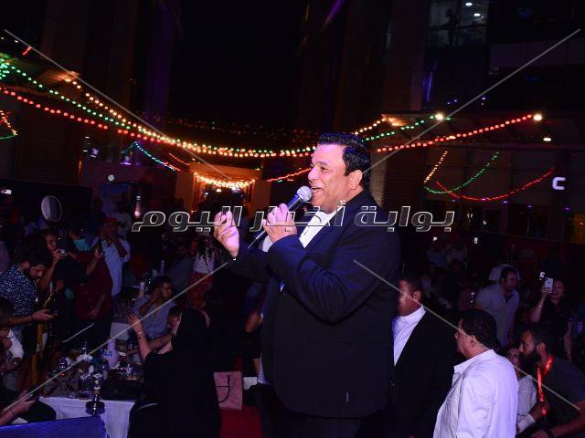 محمد فؤاد يُلهب أجواء خيمة «الحارة» بأجمل أغانيه