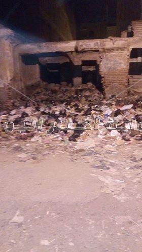 صور|رائحة القمامة تسرق خشوع المصليين في الزقازيق