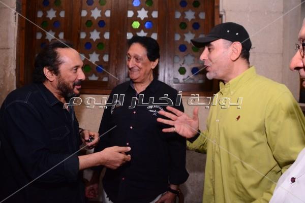 هاني شاكر وأشرف زكي في عزاء العازف سعد محمد حسن