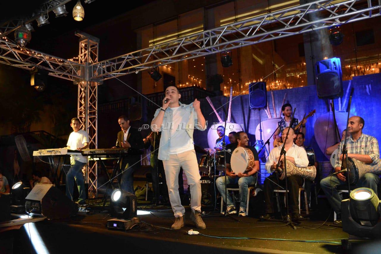 دياب يُغني «غمازات» في ليلة رمضانية بالتجمع