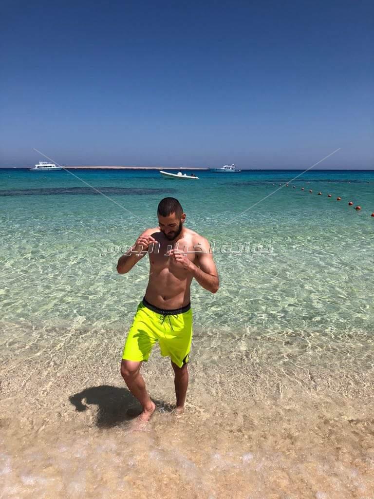 بالصور بنزيما لاعب مهاجم ريال مدريد  في رحلة بحرية بمحمية جزيرة الجفتون 
