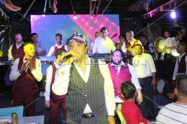 هوبا يُشعل خيمة «جميزة» بأغانيه الشعبية