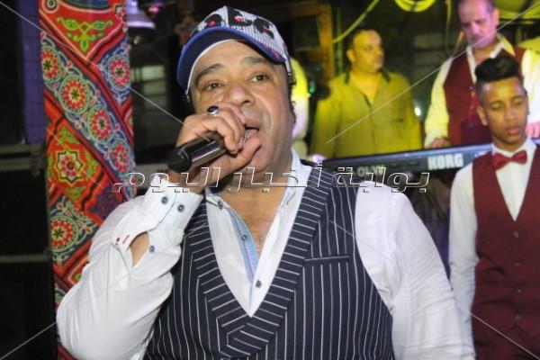 هوبا يُشعل خيمة «جميزة» بأغانيه الشعبية