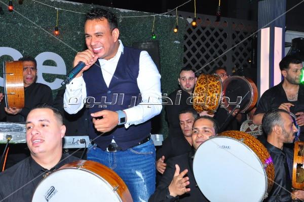 محمود الليثي يُلهب أجواء التجمع بأغانيه الشعبية