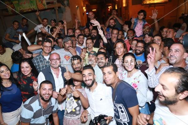 محمد هنيدي يحتفل بانتهاء تصوير «أرض النفاق»