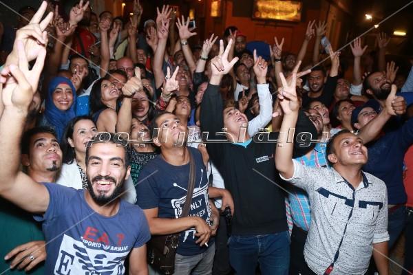 محمد هنيدي يحتفل بانتهاء تصوير «أرض النفاق»