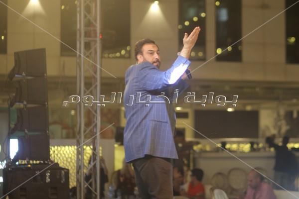 حسام حسني يتألق بخيمة «ع الطاولة» بأغاني التسعينات