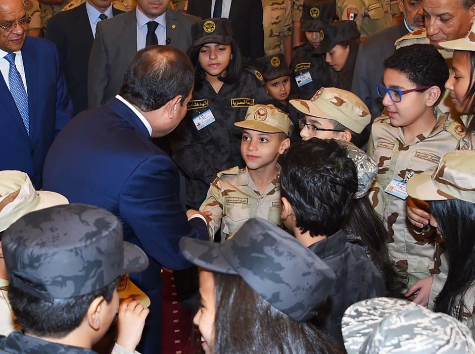 الرئيس يؤدي صلاة عيد الفطر مع أبناء شهداء الجيش والشرطة