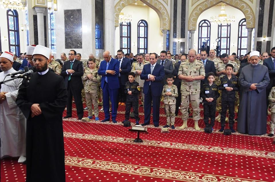 الرئيس يؤدي صلاة عيد الفطر مع أبناء شهداء الجيش والشرطة