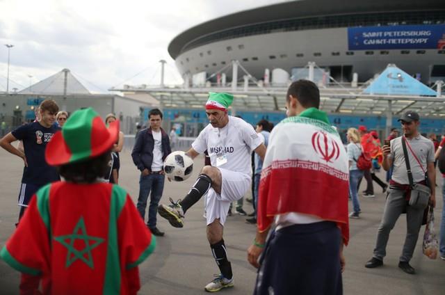جماهير المغرب وإيران في ملعب سانت بطرسبرج
