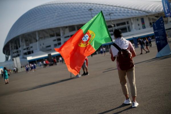 جماهير أسبانيا والبرتغال تتوافد على ملعب المباراة