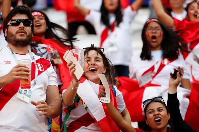 جماهير بيرو تملأ مدرجات «كأس العالم» لأول مرة منذ 36 عاما