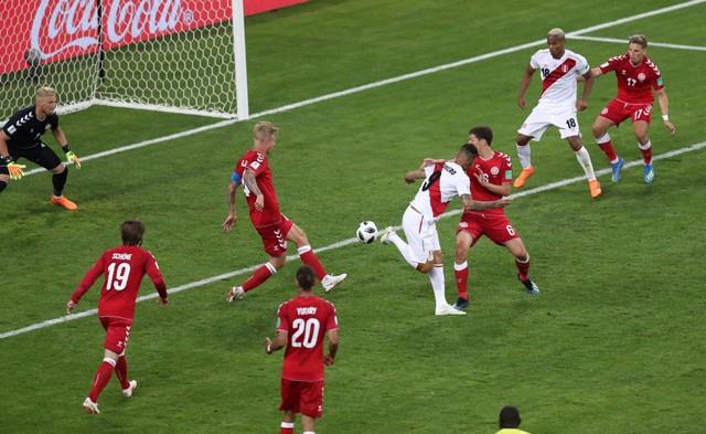 الدنمارك تتخطى بيرو في مباراة «الفرص المهدرة» 
