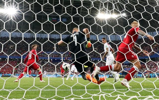 الدنمارك تتخطى بيرو في مباراة «الفرص المهدرة» 